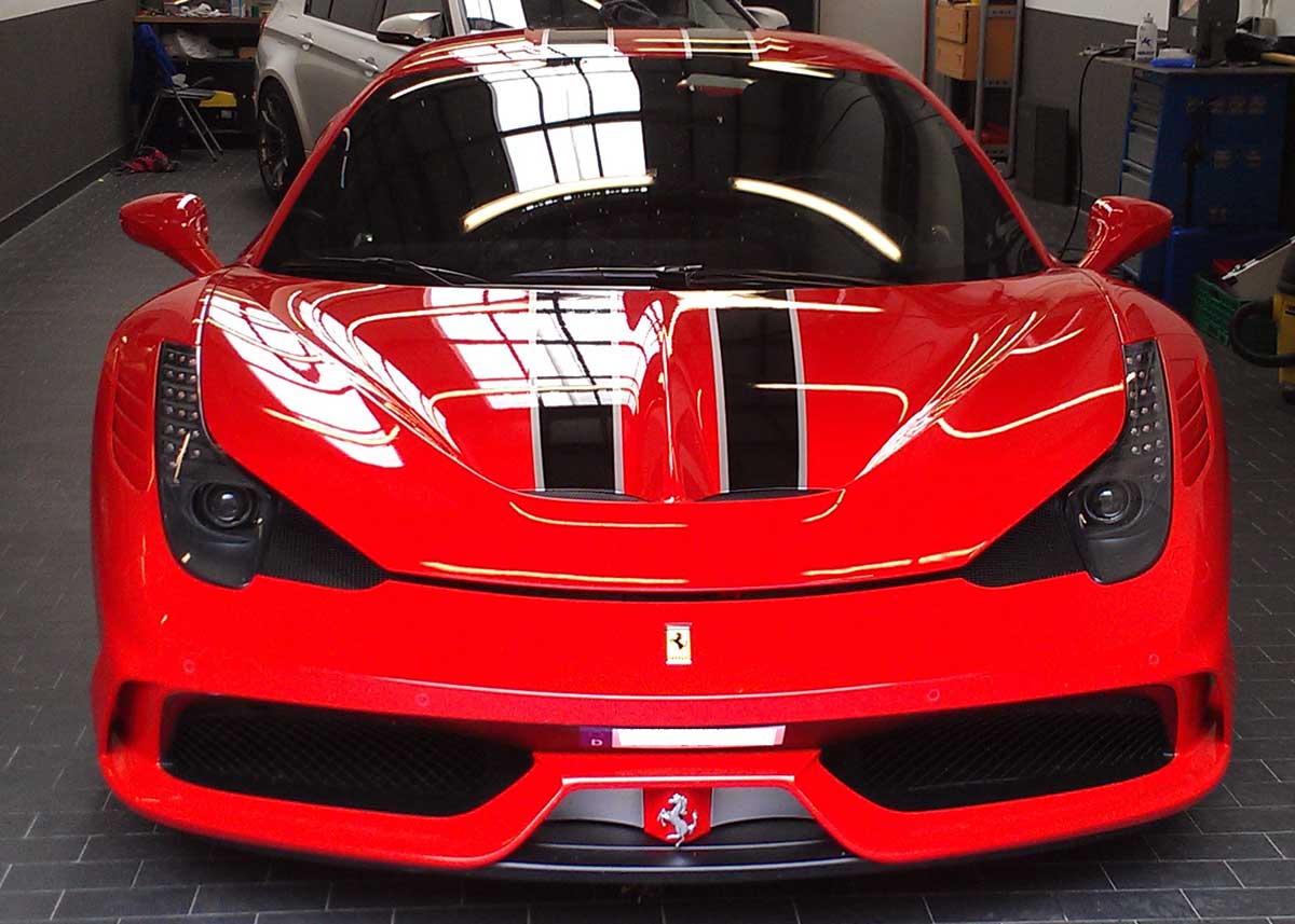 roter Ferrari Speciale mit perfekt geschützer Front roter Ferrari Speciale mit perfekt geschützer Front