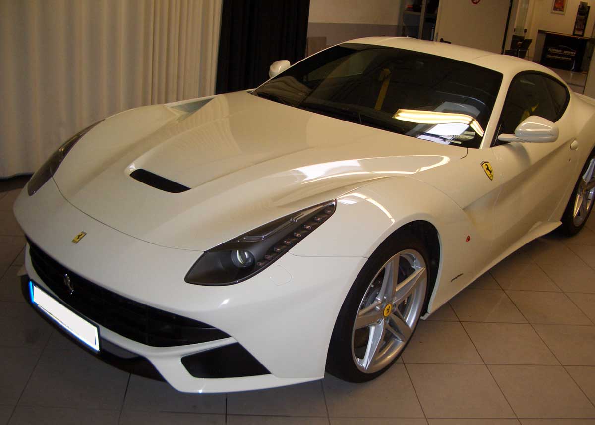 Ferrari F12 mit Lackschutzfolie